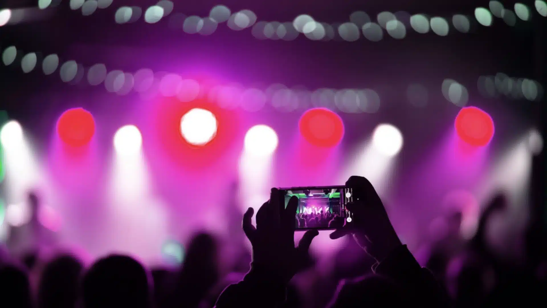 Exemple d’un décor modulable qui change au fil de l’événement pour maintenir l’effet de surprise.