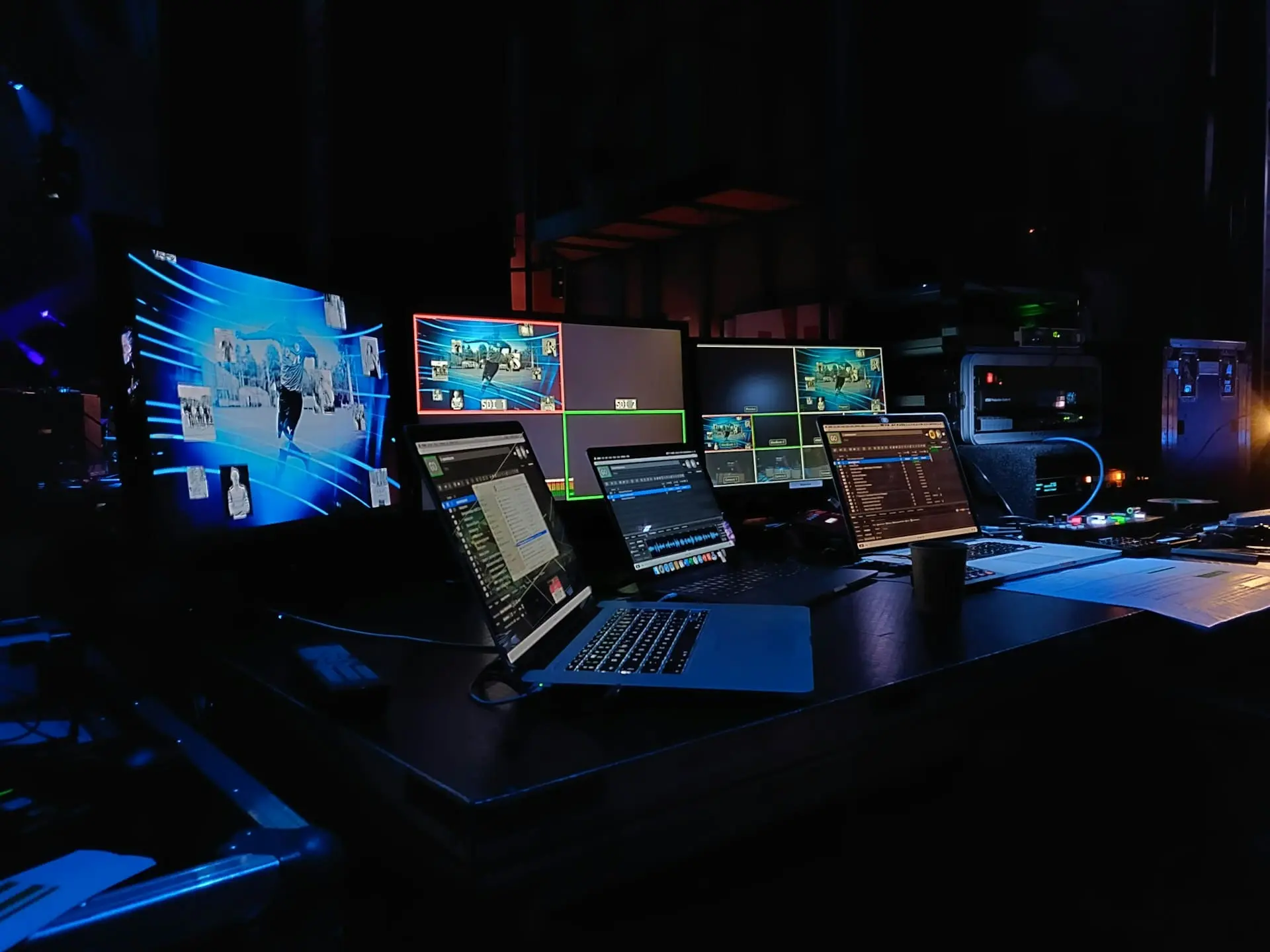 Vue de la régie technique avec écrans de contrôle et consoles de pilotage lors d'une cérémonie de vœux d'entreprise produite par l'Agence Helper à Nantes