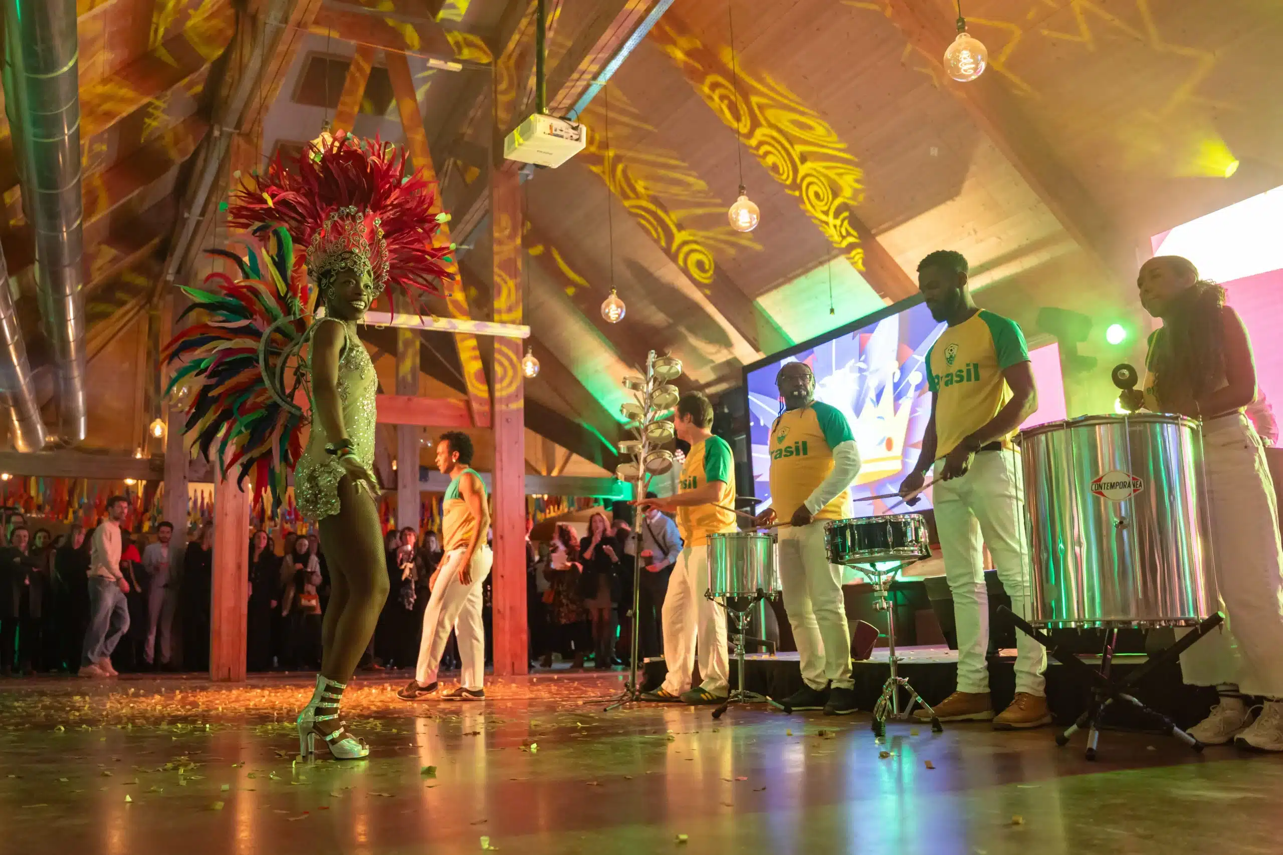 Spectacle immersif de Batucada et danse Samba costumée lors d'une soirée festive d'entreprise à Nantes, conçue par l'agence événementielle Helper.