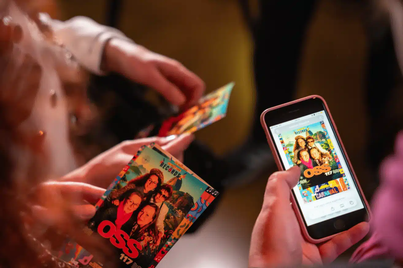 Animation innovante pour soirée d'entreprise à Nantes : collaborateurs découvrant leurs photos de carnaval imprimées et sur smartphone grâce au Photobooth IA de l'Agence Helper.